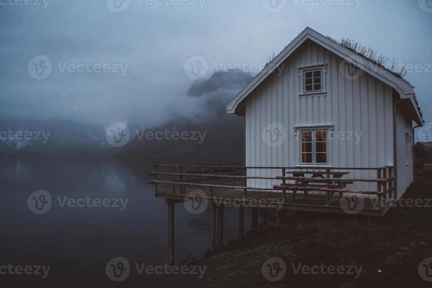 Norvège maisons et montagnes rorbu rochers sur paysage de fjord vue voyage scandinave îles lofoten. paysage de nuit. photo