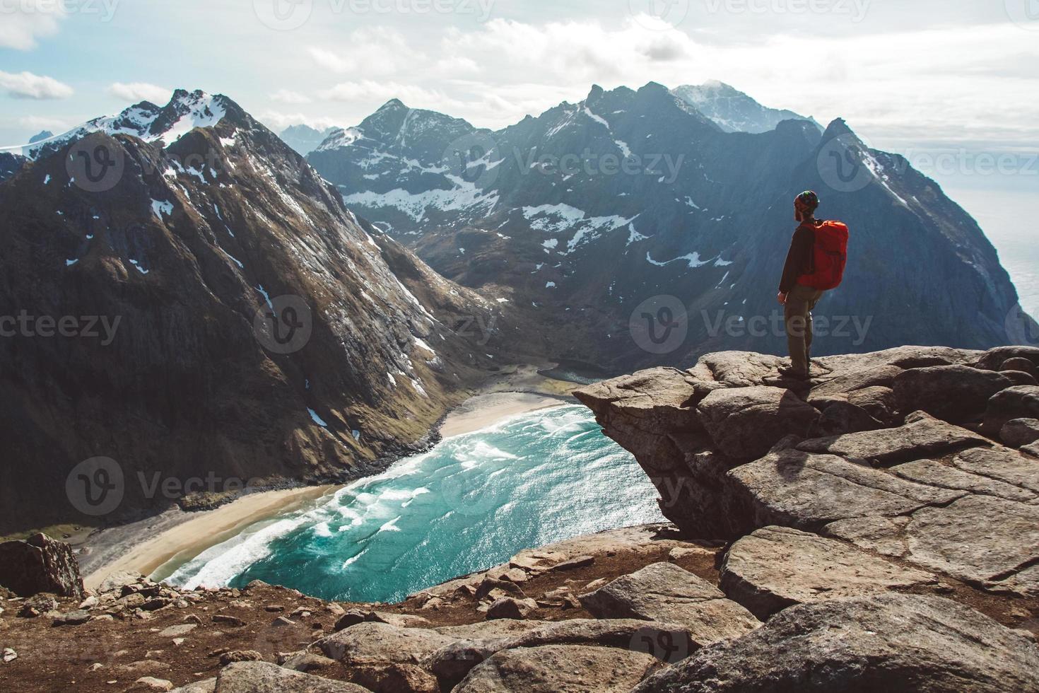 L'homme se tient seul au bord de la falaise en profitant de la vue aérienne de la vie en sac à dos voyage aventure vacances en plein air photo