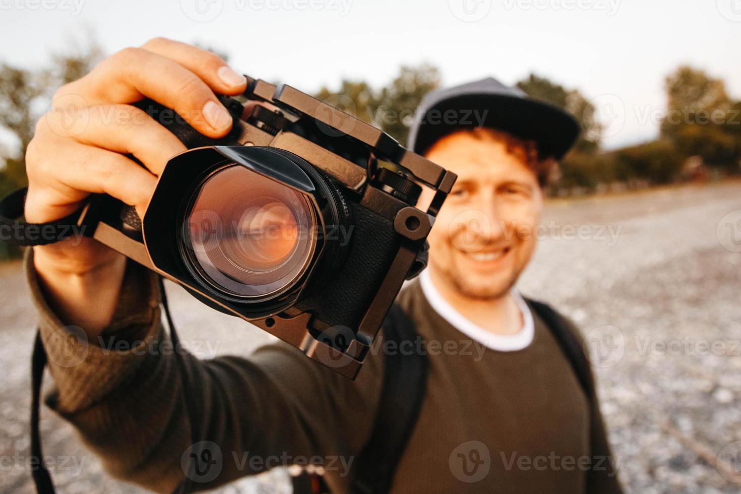 homme prenant une photo avec un appareil photo professionnel