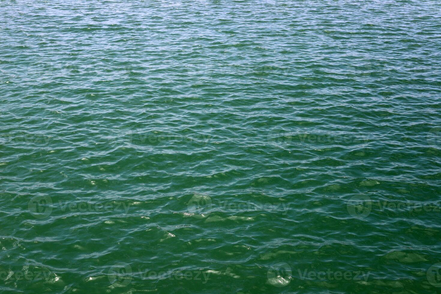 le Couleur de l'eau dans le méditerranéen mer dans peu profond l'eau. Naturel abstrait Contexte. photo