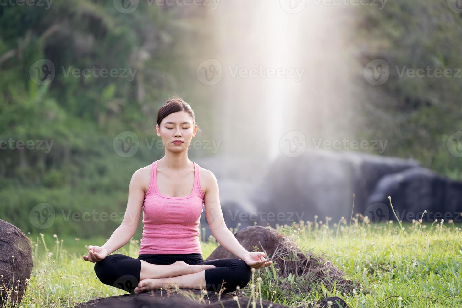 jeune belle femme asiatique pratiquant le yoga photo