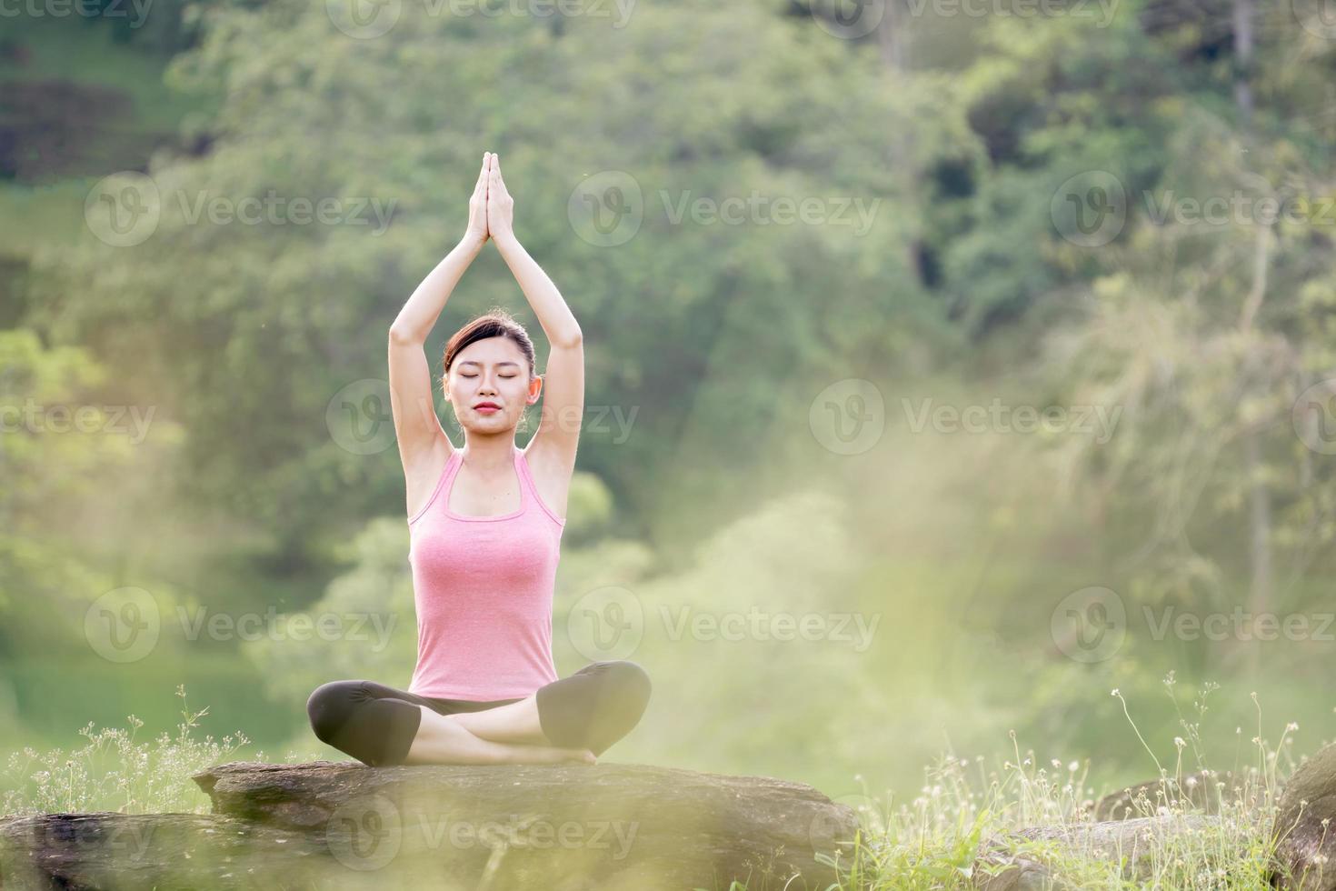 jeune belle femme asiatique pratiquant le yoga photo