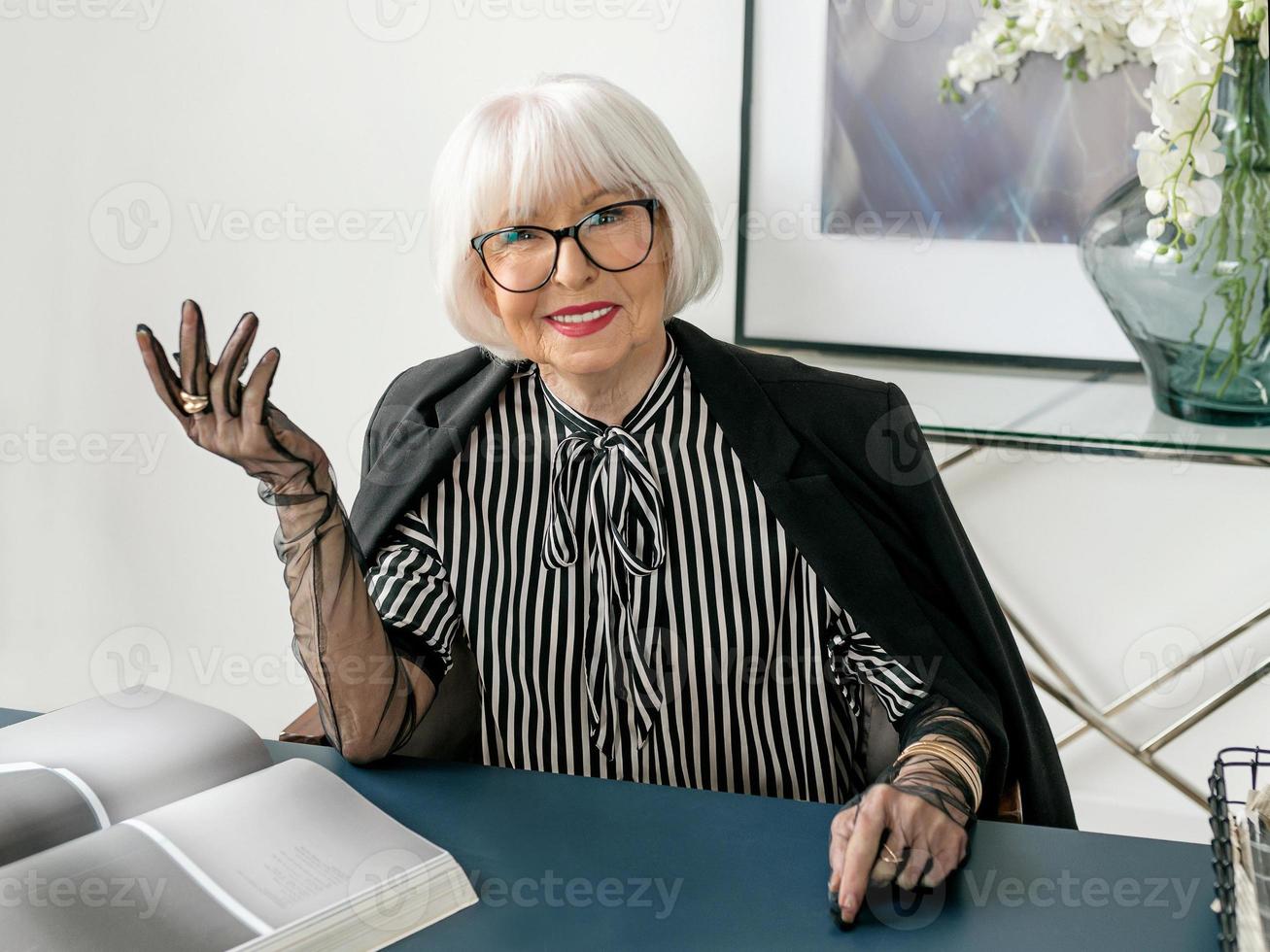 femme senior aux beaux cheveux gris dans son bureau. travail, personnes âgées, problèmes, affaires, concept d'expérience photo