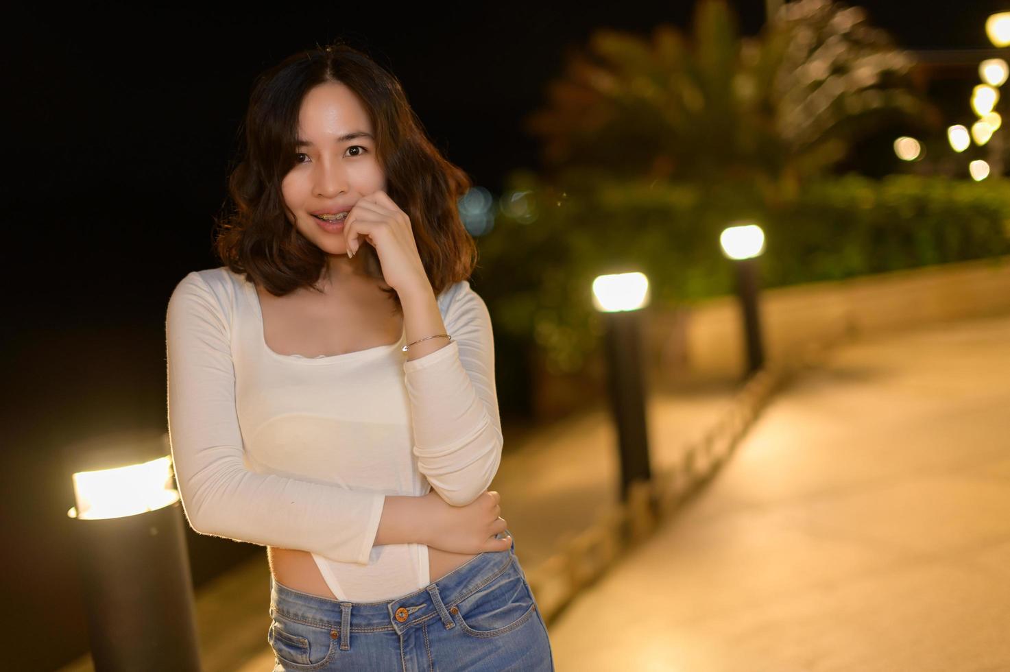 portrait de femme asiatique avec des lumières la nuit photo