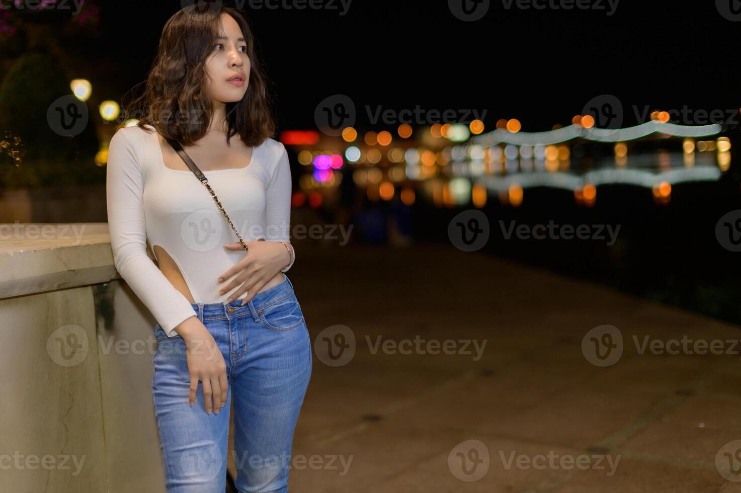 portrait de femme asiatique avec des lumières la nuit photo