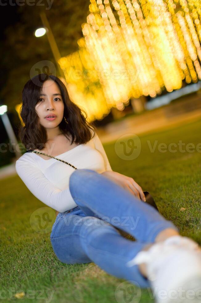 portrait de femme asiatique avec des lumières la nuit photo