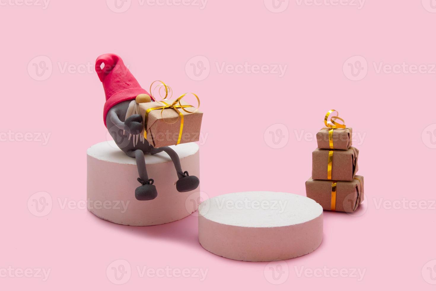 maquettes de podiums de produits avec gnome et cadeaux sur fond rose photo