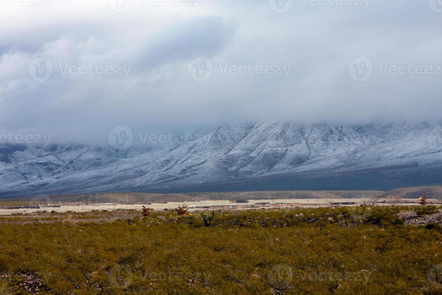 Franklin montagnes sur le côté ouest d'El Paso, Texas, couvertes de neige en regardant vers la route de montagne trans photo