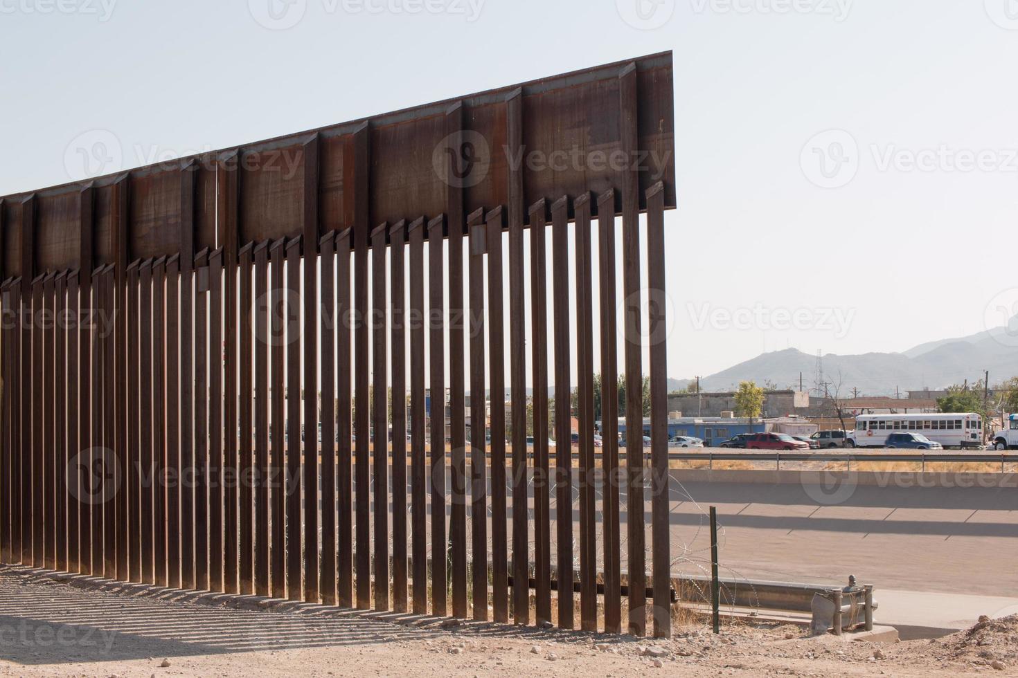 clôture le long de la frontière mexicaine à el paso, texas photo