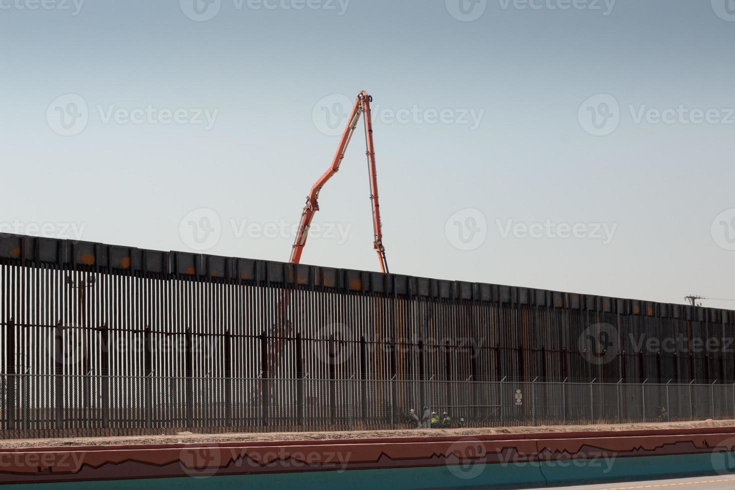 clôture le long de la frontière mexicaine à el paso, texas photo