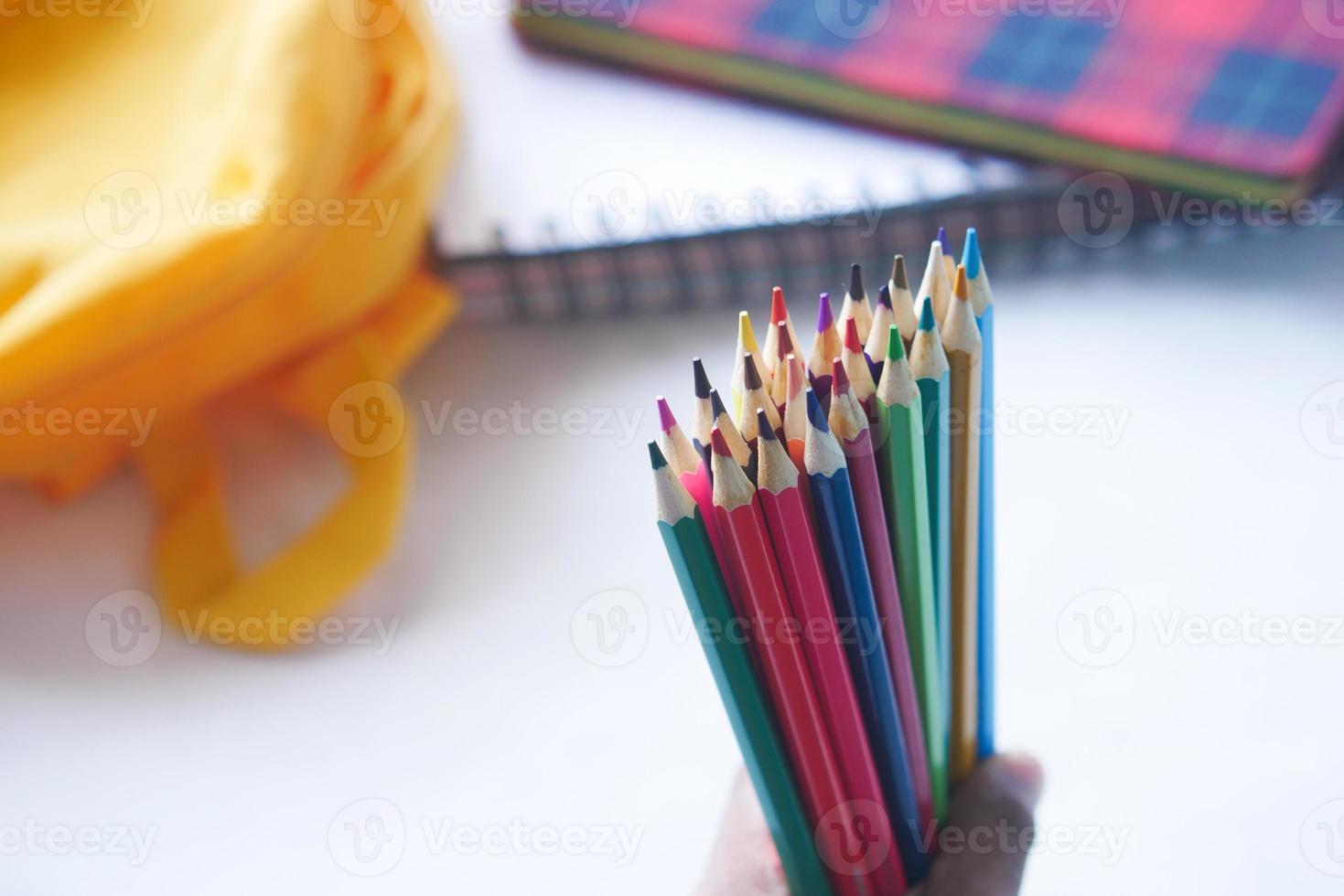 fille enfant tenant de nombreux crayons de couleur photo