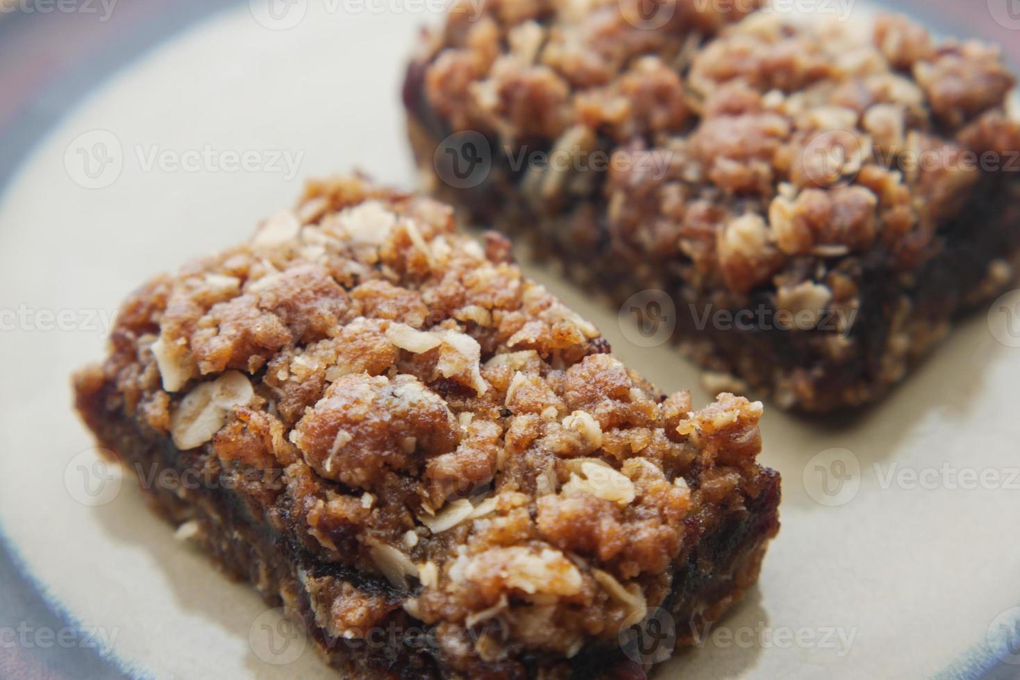 barre de chocolat aux fruits date dans une assiette sur table photo