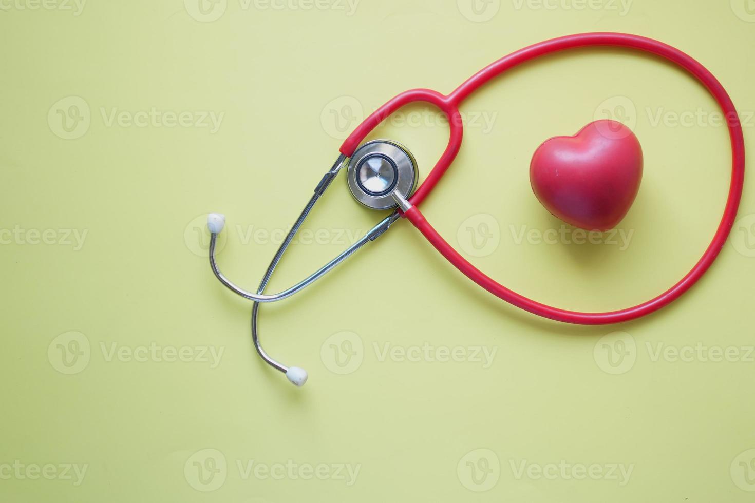 symbole de forme de coeur et stéthoscope sur fond blanc photo