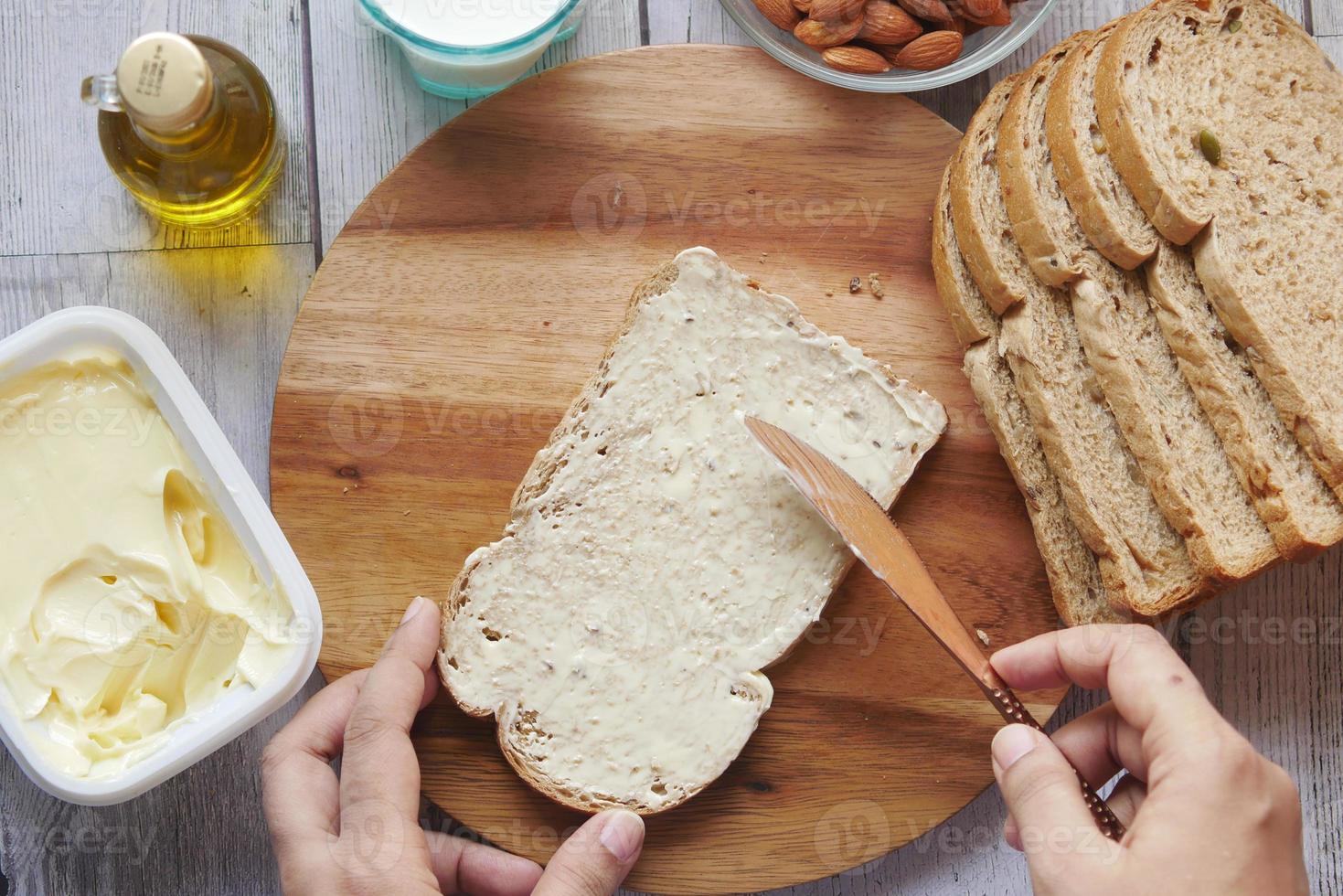 beurre mou à tartiner et pains sur table photo