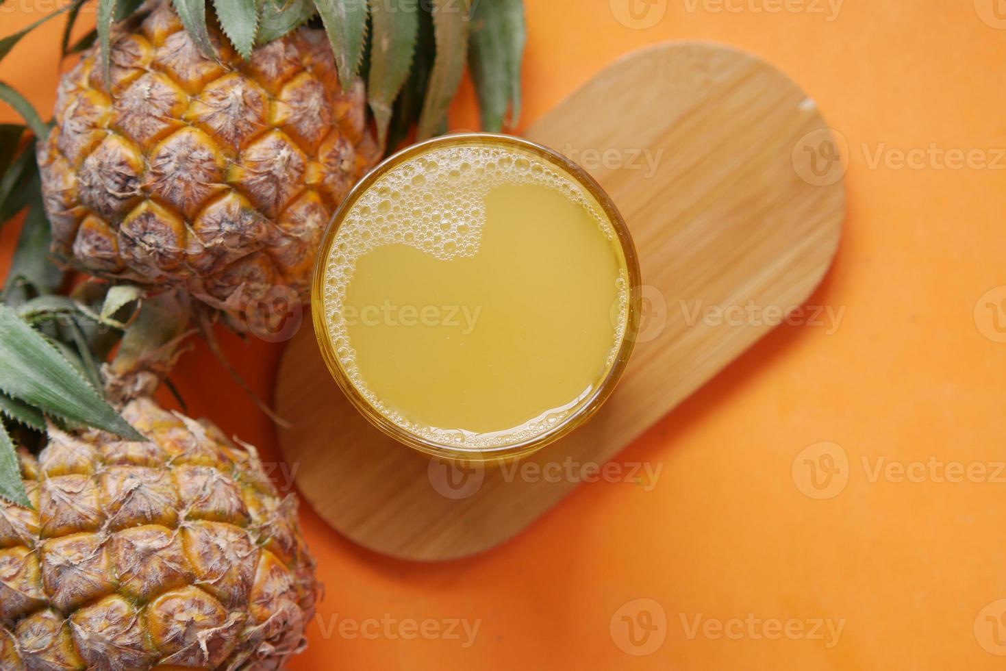 jus d'ananas dans une bouteille sur table photo