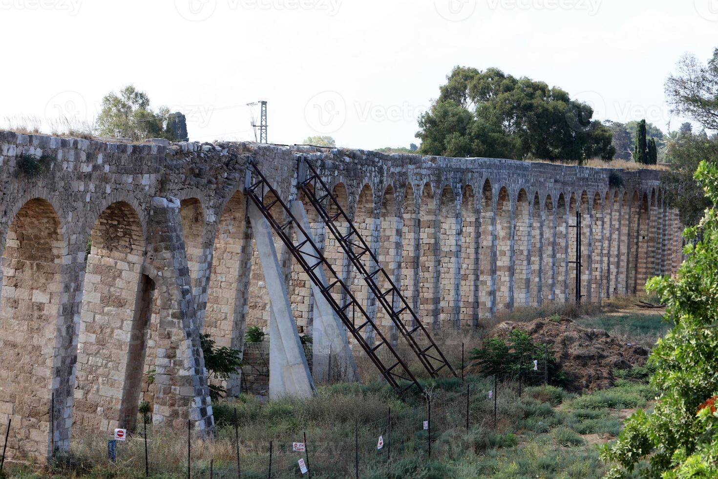 un ancien aqueduc pour approvisionnement l'eau à peuplé domaines. photo