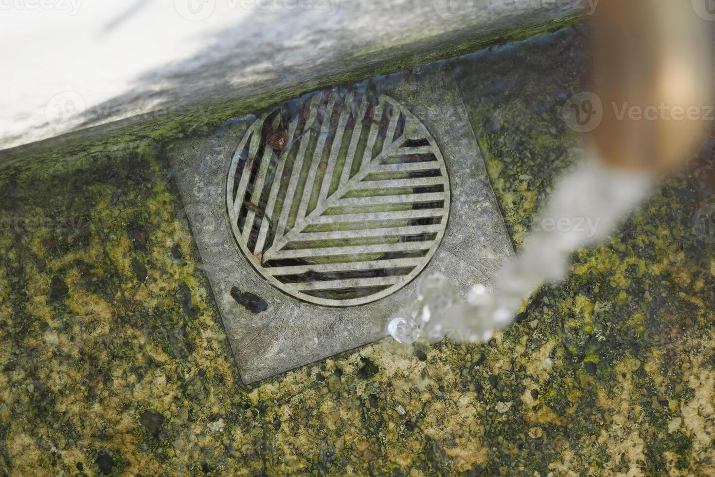 l'eau verser de une robinet robinet Extérieur dans Istanbul photo