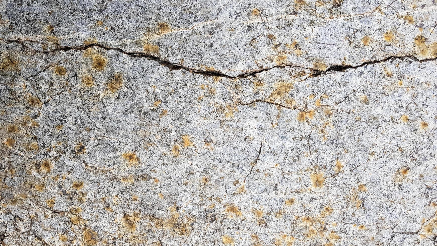 surface du marbre avec une teinte brune. détails de la texture de la pierre de sable, gros plan de la surface rocheuse avec vignette à la couverture et point lumineux au centre, idée d'arrière-plan ou de toile de fond. photo