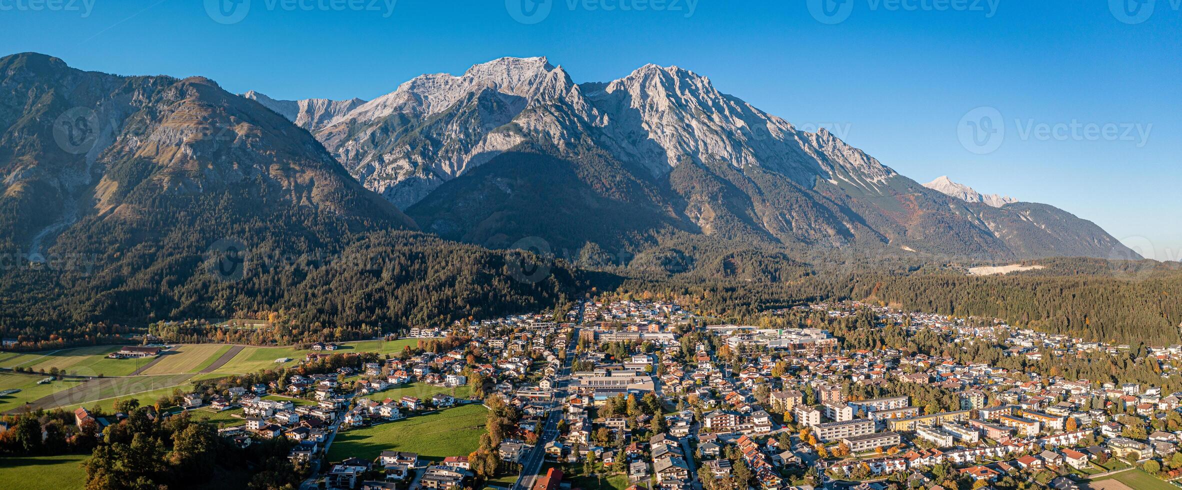 salle Innsbruck auberge vallée. Karwendel montagnes Alpes. aérien panorama photo