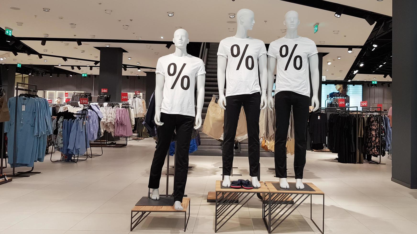 mannequins portant des t-shirts blancs avec un signe de pourcentage de vente dans un concept de promotion, de publicité, de shopping et de vendredi noir d'un centre commercial. ukraine, kiev - 1er septembre 2020 photo