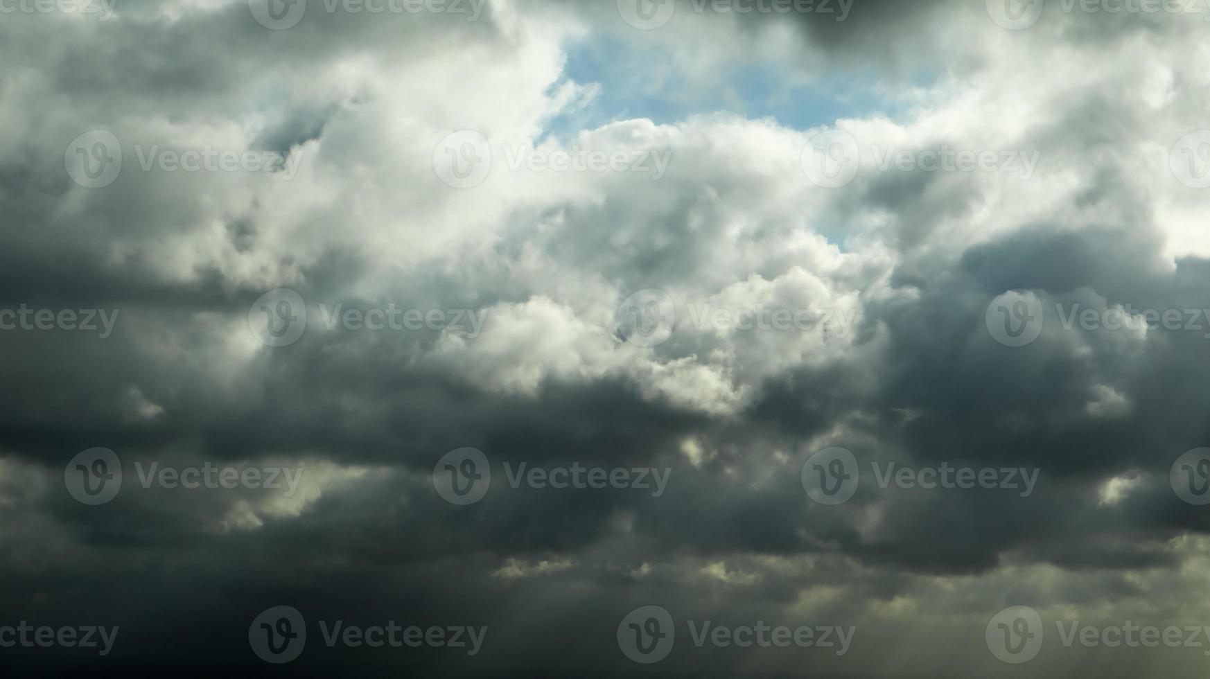 nuages sombres et formations nuageuses juste devant un orage. ciel gris pluvieux. photo