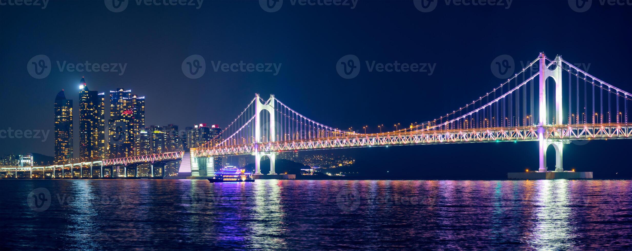 gwangan pont et grattes ciels dans le nuit. Busan, Sud Corée photo