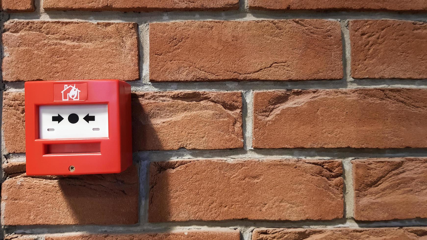 boîte de système d'alarme incendie installée sur le mur du bâtiment. photo