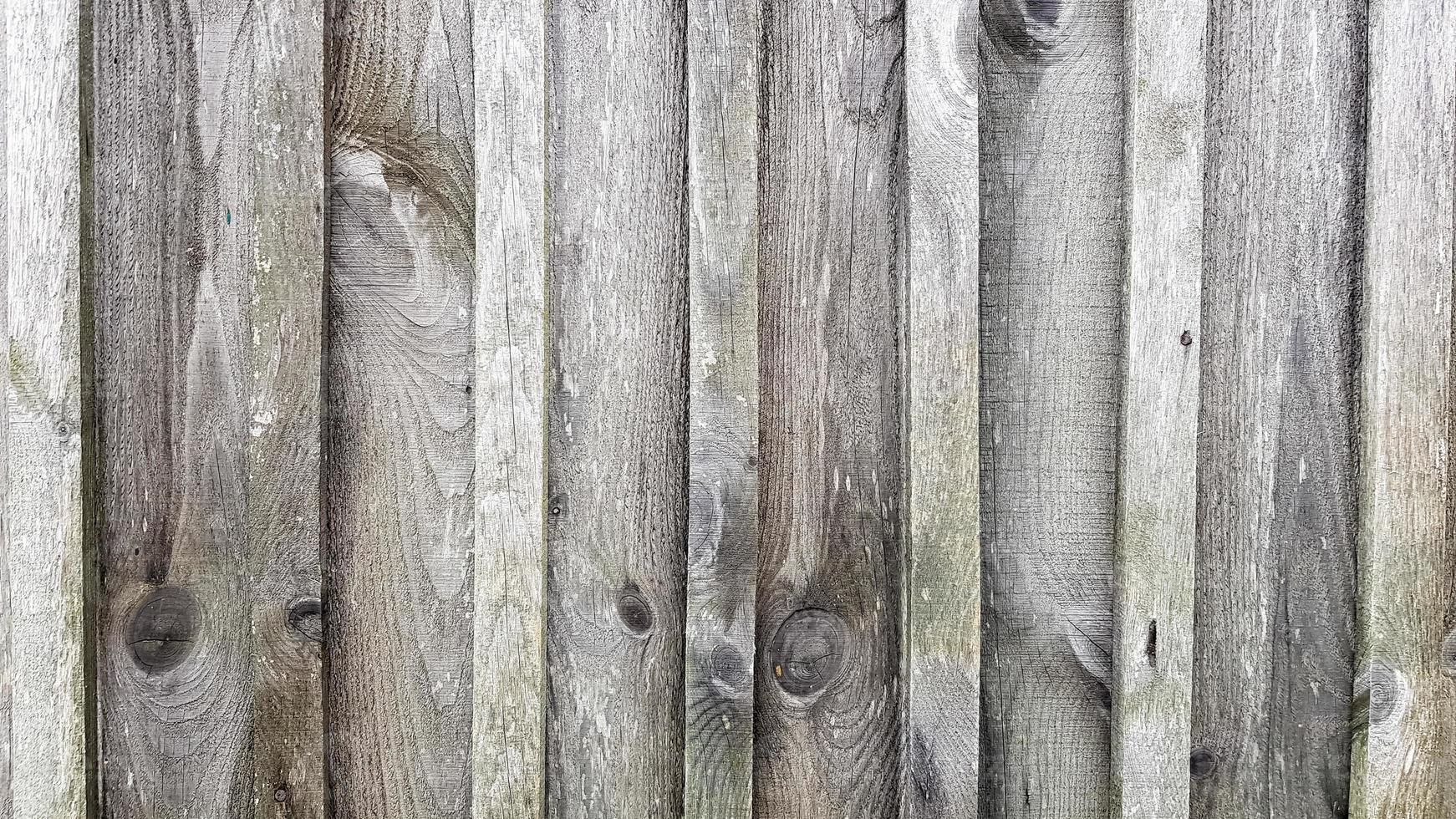 texture du bois comme toile de fond. vue de dessus de la surface de la table pour la prise de vue à plat. modèle vierge abstrait. hangar rustique en bois patiné avec des nœuds et des trous de clous photo