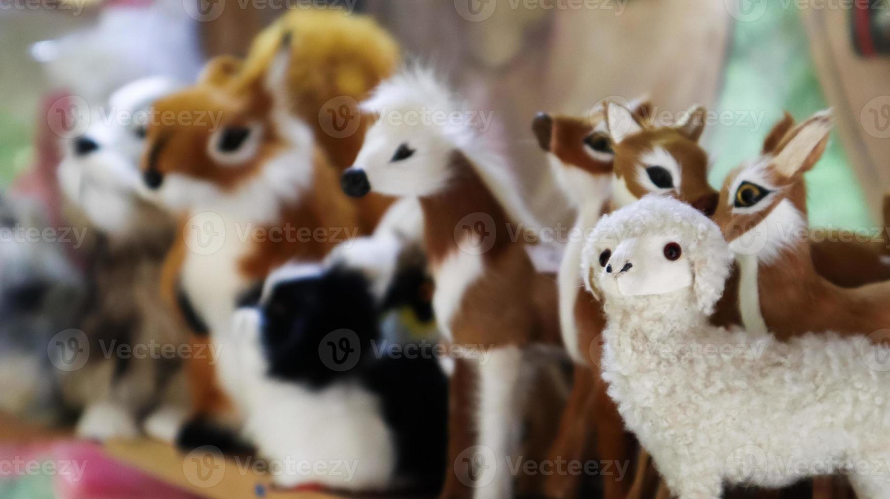 marché de souvenirs à Yaremche. peluches en vente dans les magasins de jouets. photo