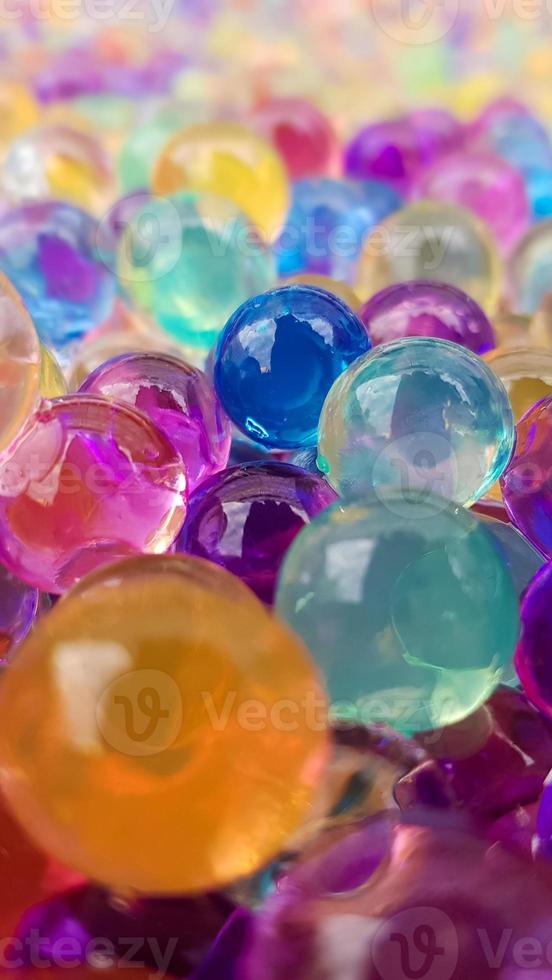 beaucoup de boules d'hydrogel de couleurs différentes. ensemble d'orbis multicolores. perles d'eau en cristal pour les jeux. ballons à l'hélium. peut être utilisé comme arrière-plan. gel polymère gel de silice. photo