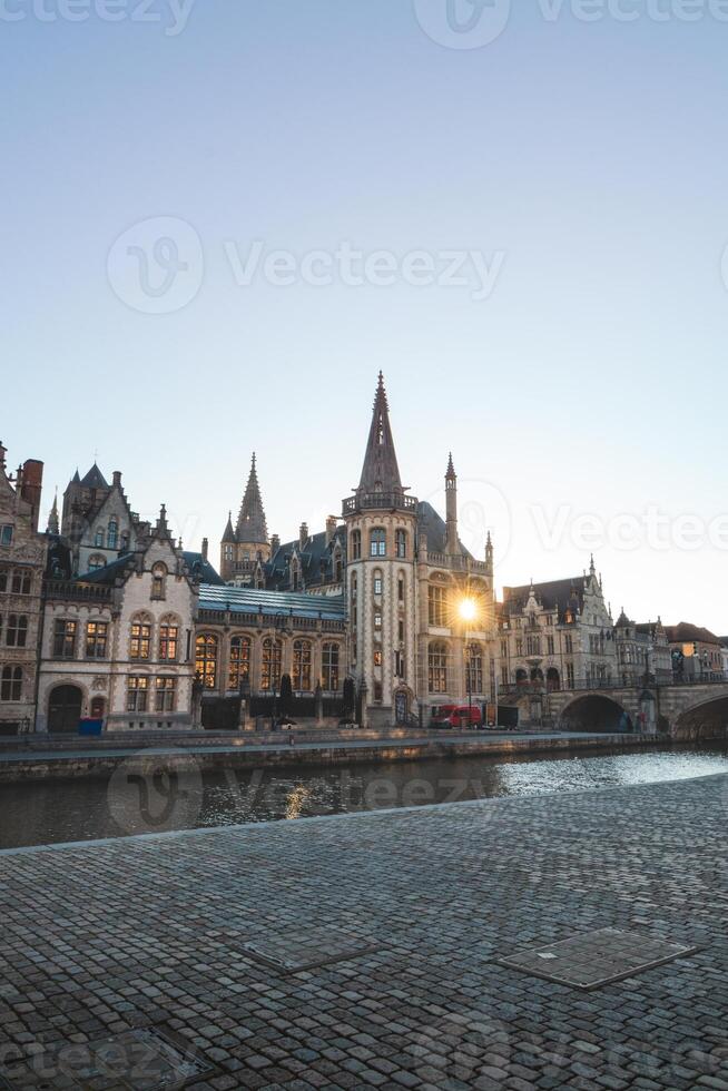 Gand promenade appelé le graslei et le charmant historique Maisons à lever du soleil. le centre de le Belge ville. Flandre photo