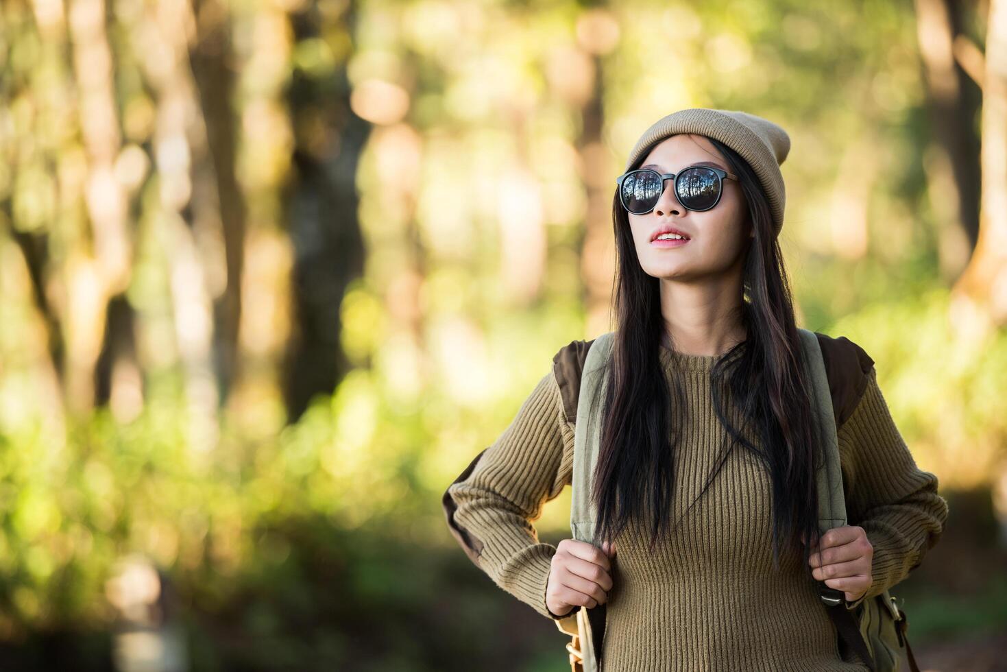 femme voyageuse allant seule dans la forêt photo