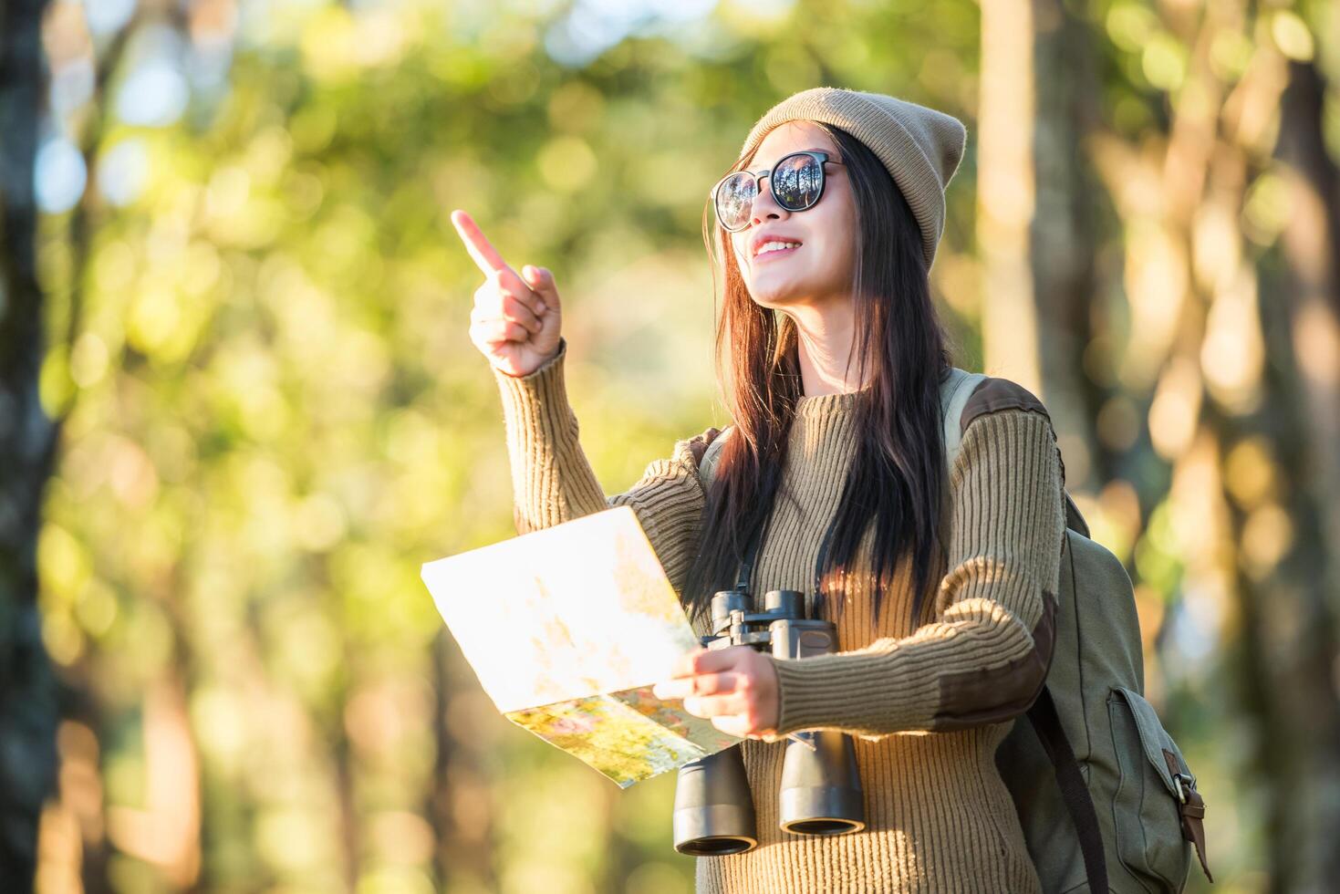 femme voyageuse allant seule dans la forêt photo