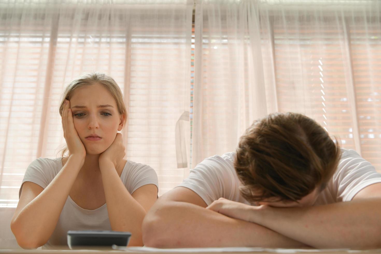 les couples ayant des problèmes financiers étant d'humeur stressante et trouvant une solution aux problèmes financiers familiaux, ont besoin de discuter de leurs plans financiers avec des conseillers financiers. photo