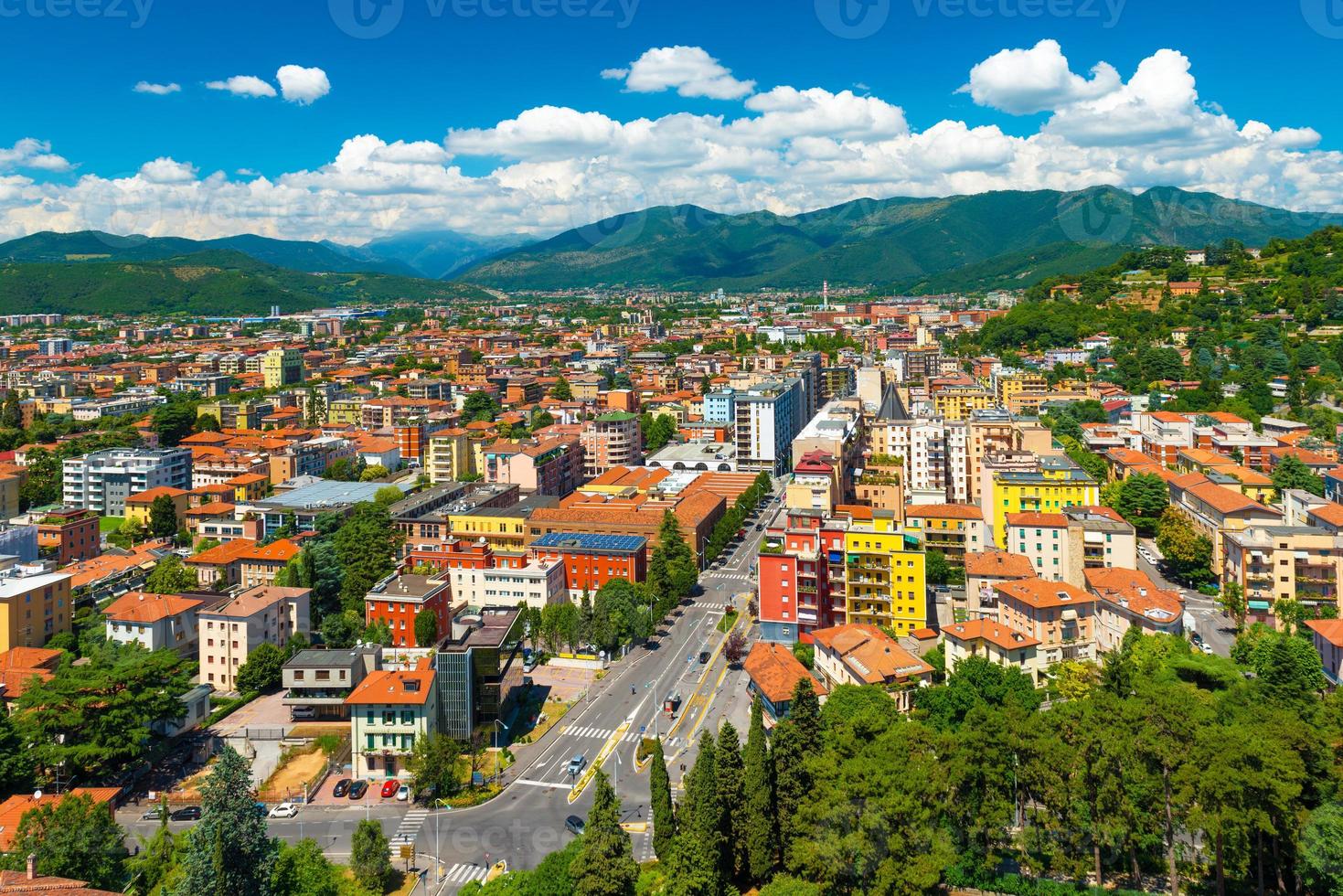 brescia, italie - panorama aérien de la ville. beau paysage d'été. paysage urbain avec des maisons colorées photo