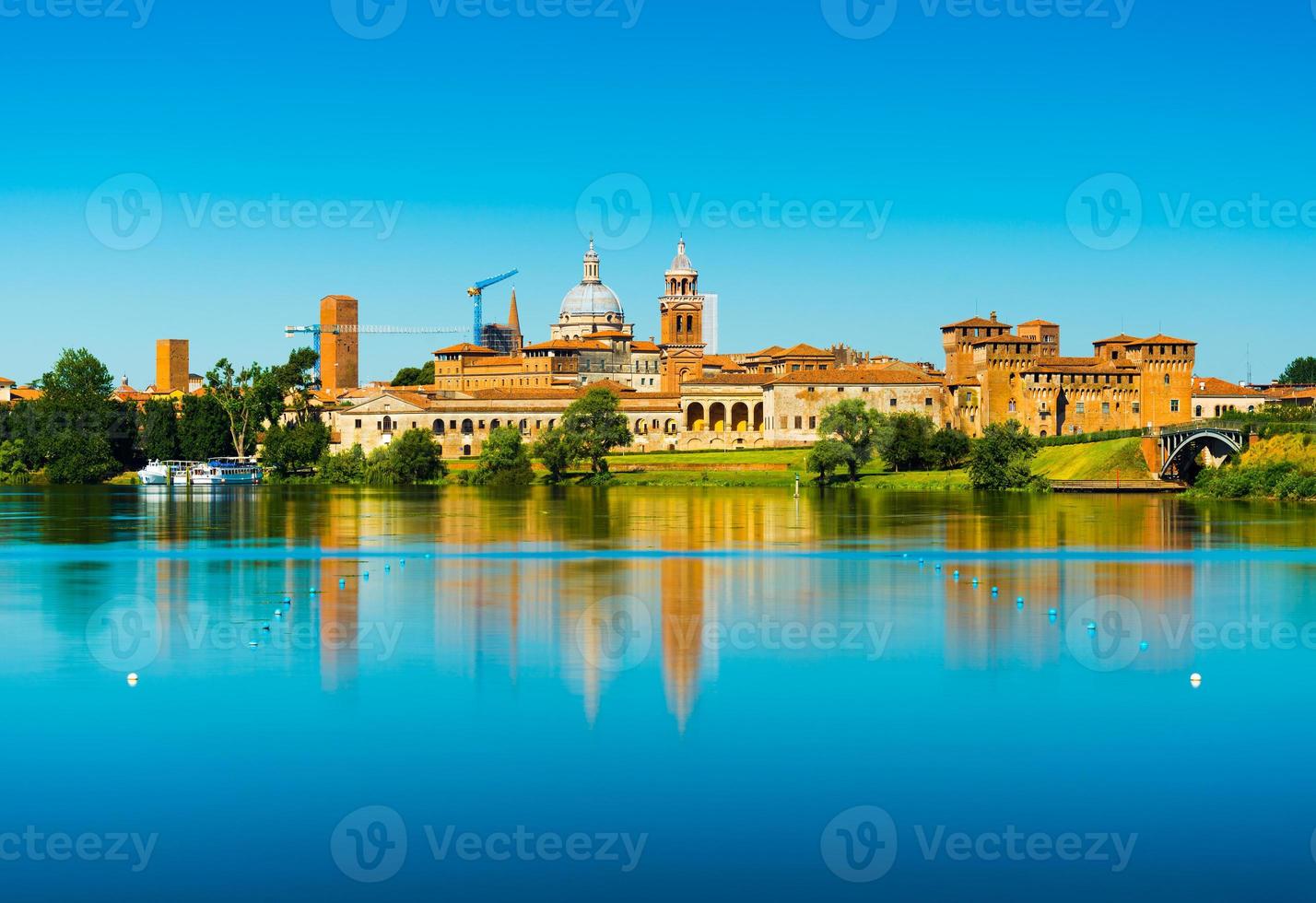 mantoue, italie - paysage urbain reflété dans l'eau. vieille ville italienne d'horizon. province de lombardie photo