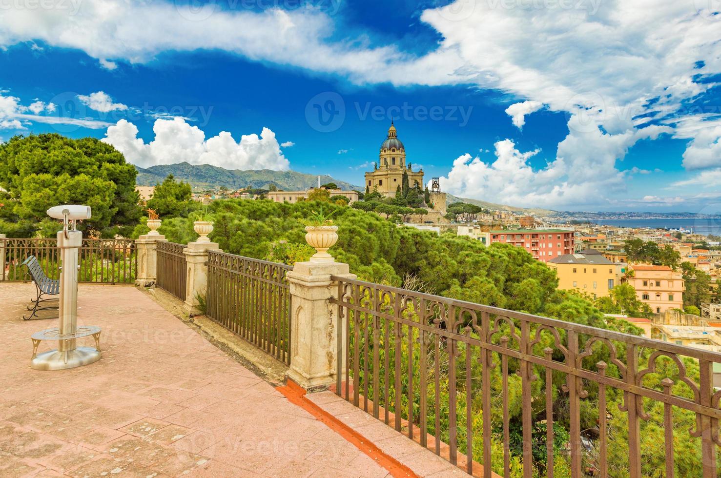 paysage urbain pittoresque de messine vue depuis un balcon avec clôture. l'une des plus grandes villes de l'île de sicile, italie photo