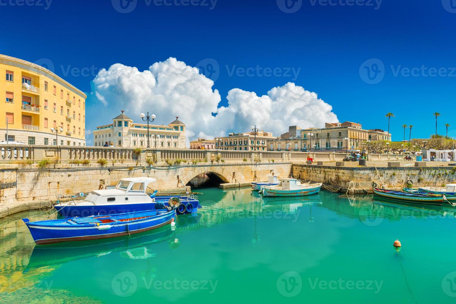 vue panoramique sur ortigia, ortigia, syracuse, italie. paysage urbain du célèbre lieu historique de la sicile photo