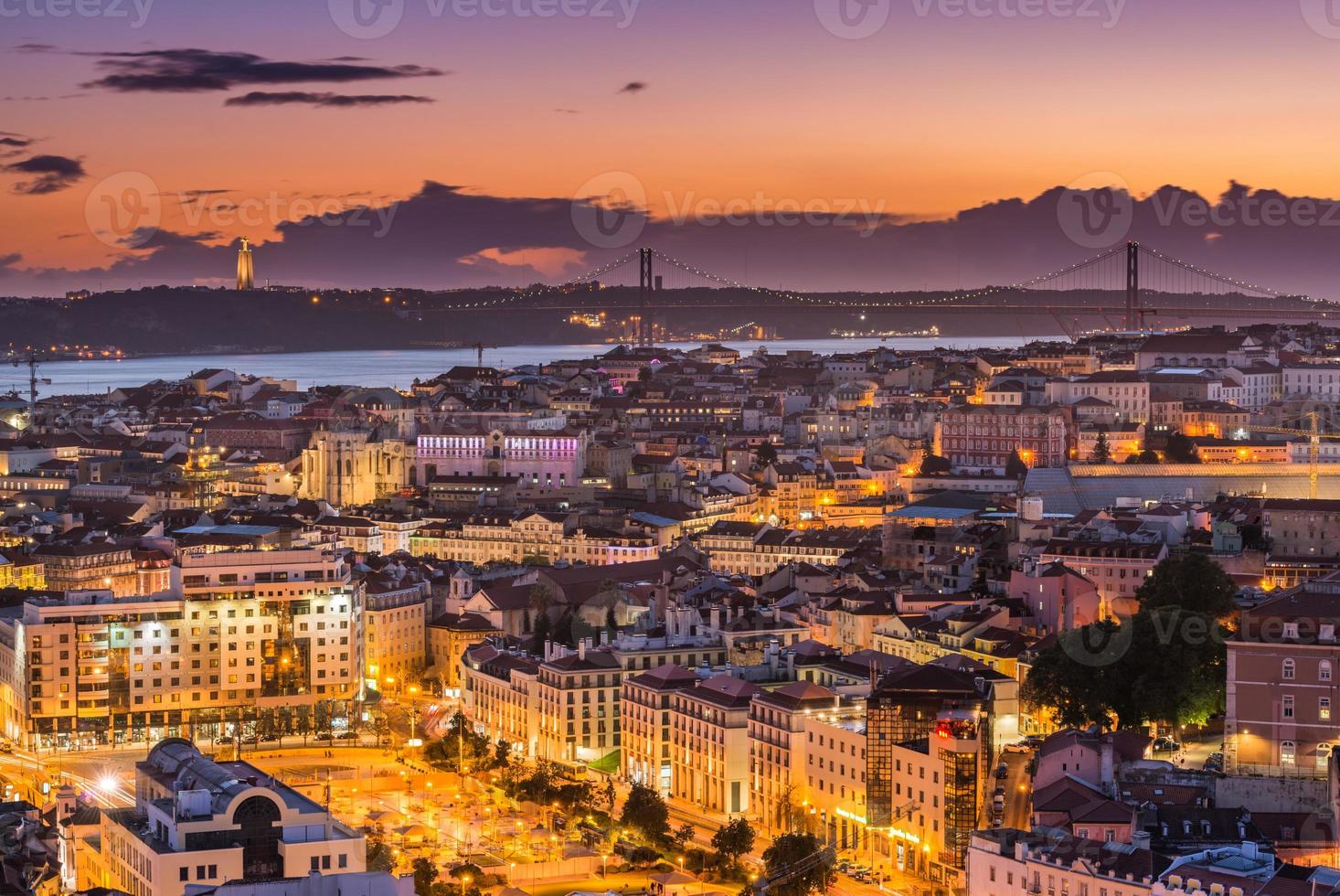 panorama du soir de lisbonne, portugal. coucher de soleil pittoresque sur la capitale portugaise photo