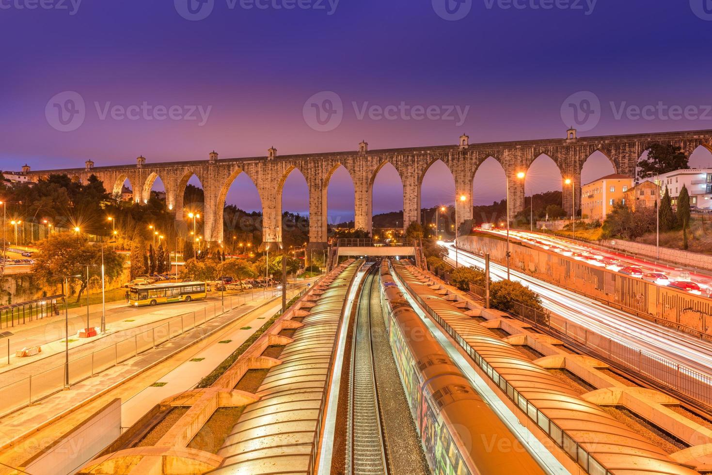 Vue sur l'aqueduc aguas livres et la gare de campolide, lisbonne, portugal photo