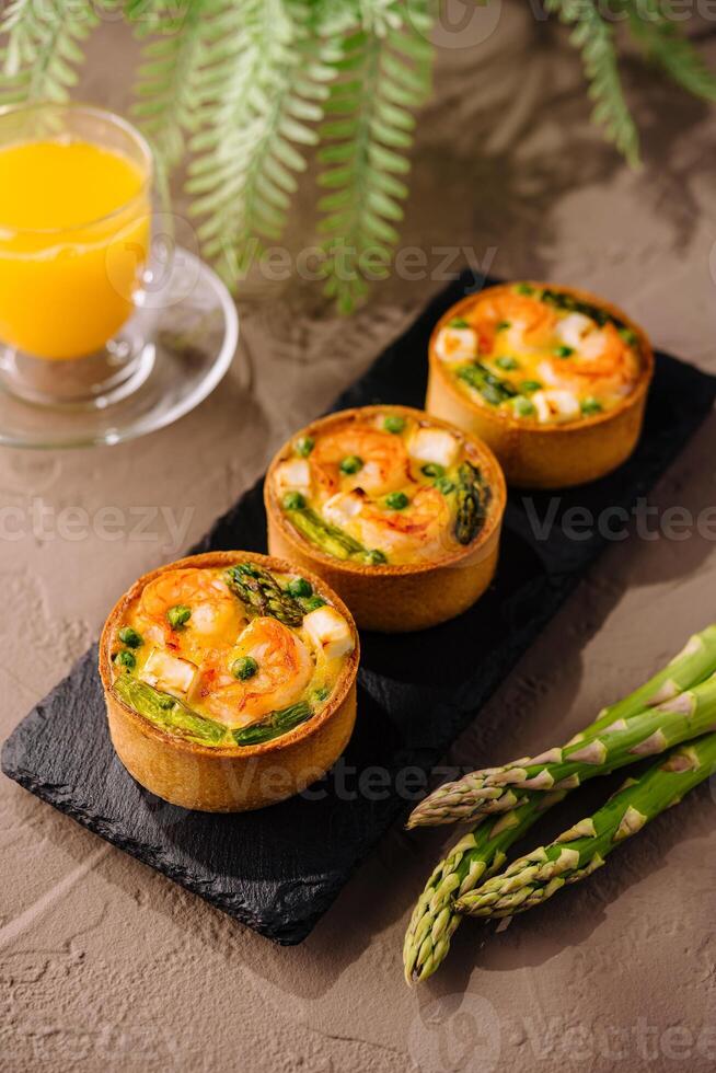 sarriette mini quiches avec asperges et Orange jus photo