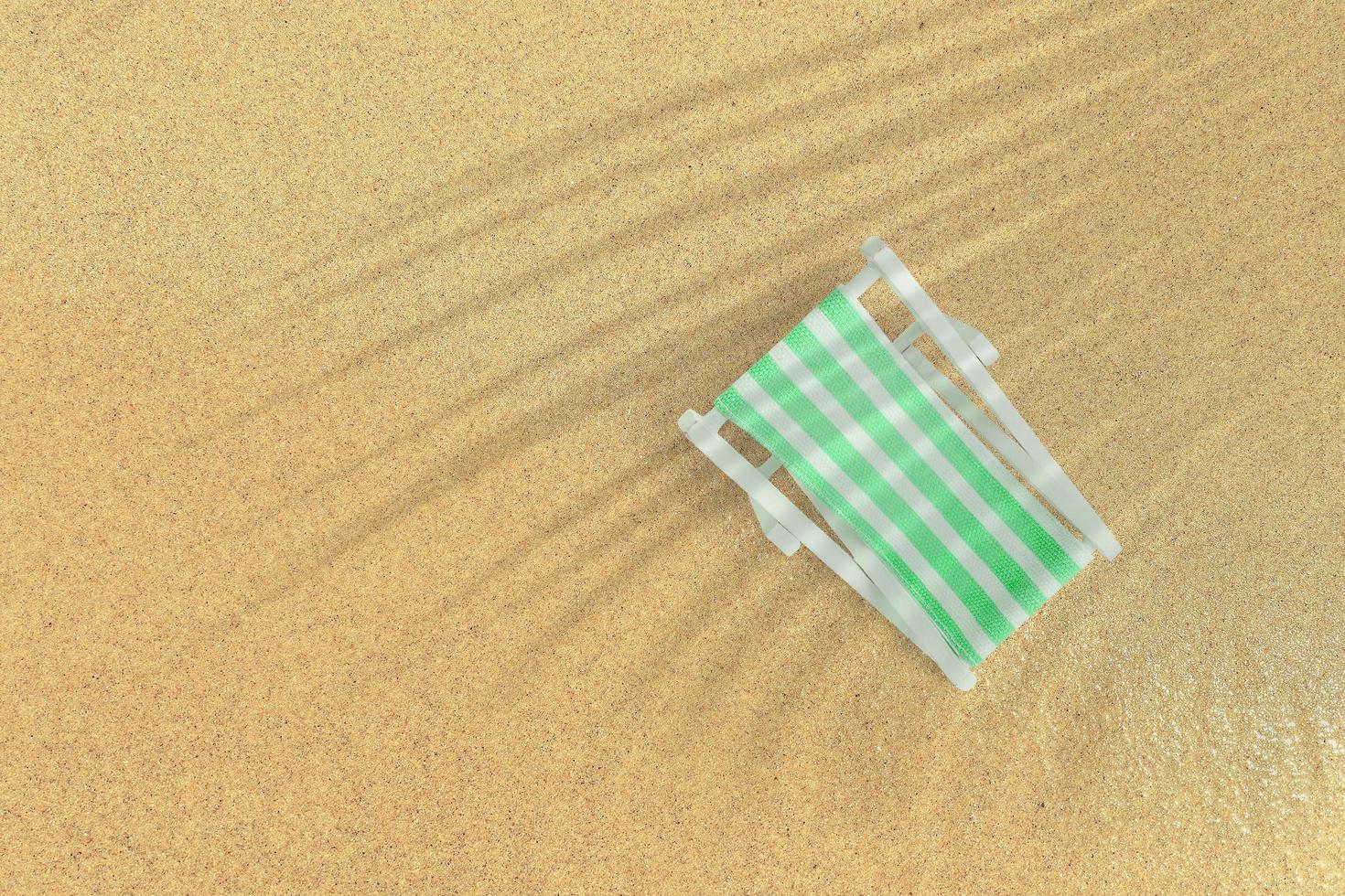 vue de dessus de la chaise de plage verte sur la plage de sable. fond de concept de vacances. photo