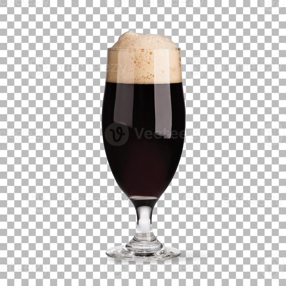 Vue rapprochée de la bière noire froide sur verre isolé photo