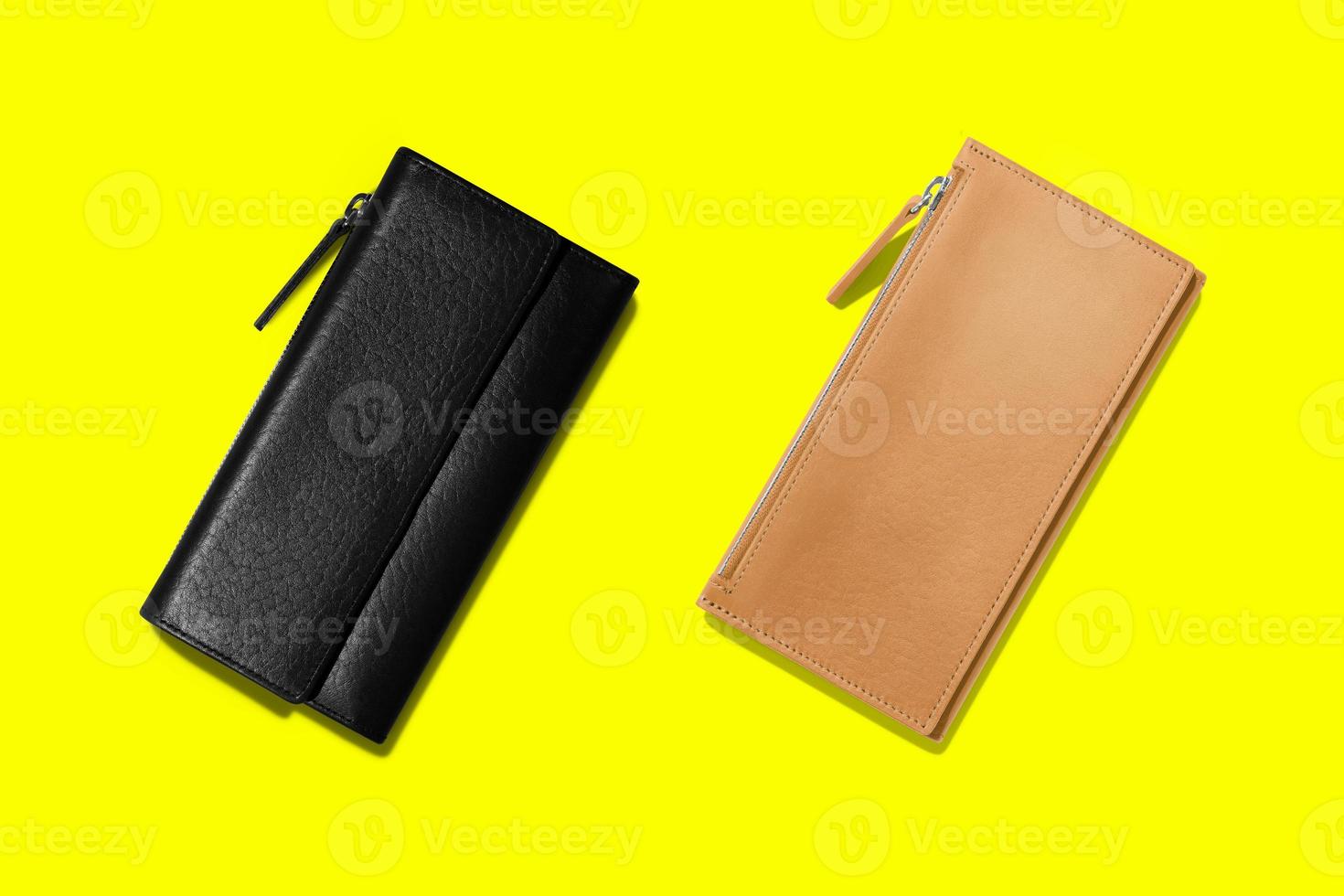 portefeuilles pour femmes en cuir à la mode sur fond jaune. espace de copie ajouté pour le texte. photo