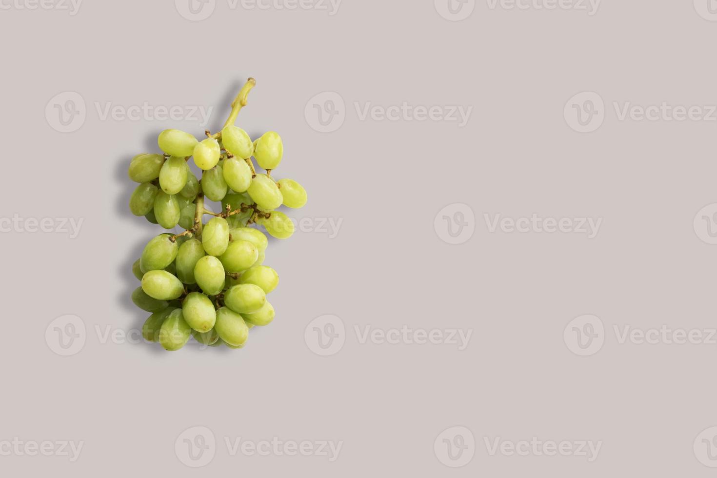 raisins verts frais sur fond blanc pour le menu. fond géométrique. mise à plat, espace de copie, vue de dessus. photo