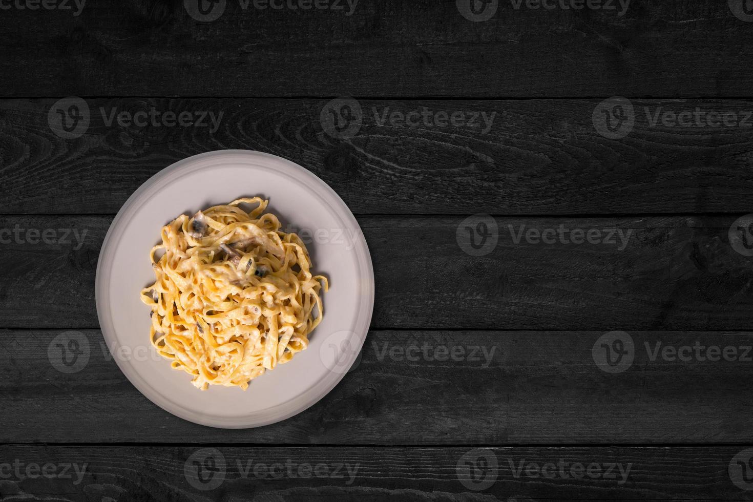 vue rapprochée des tranches d'œufs au plat de poulet isolés sur une table en bois noir. photo