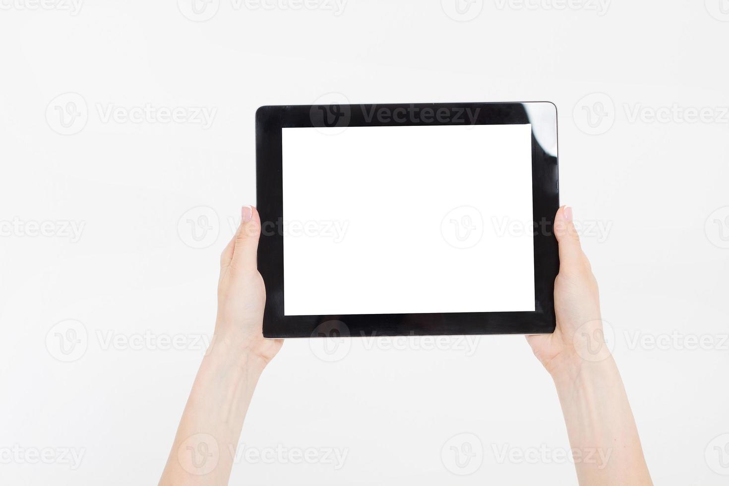 main tenant une tablette noire isolée sur un tracé de détourage blanc à l'intérieur. vue de dessus.mock up.copy space.template.blank. photo