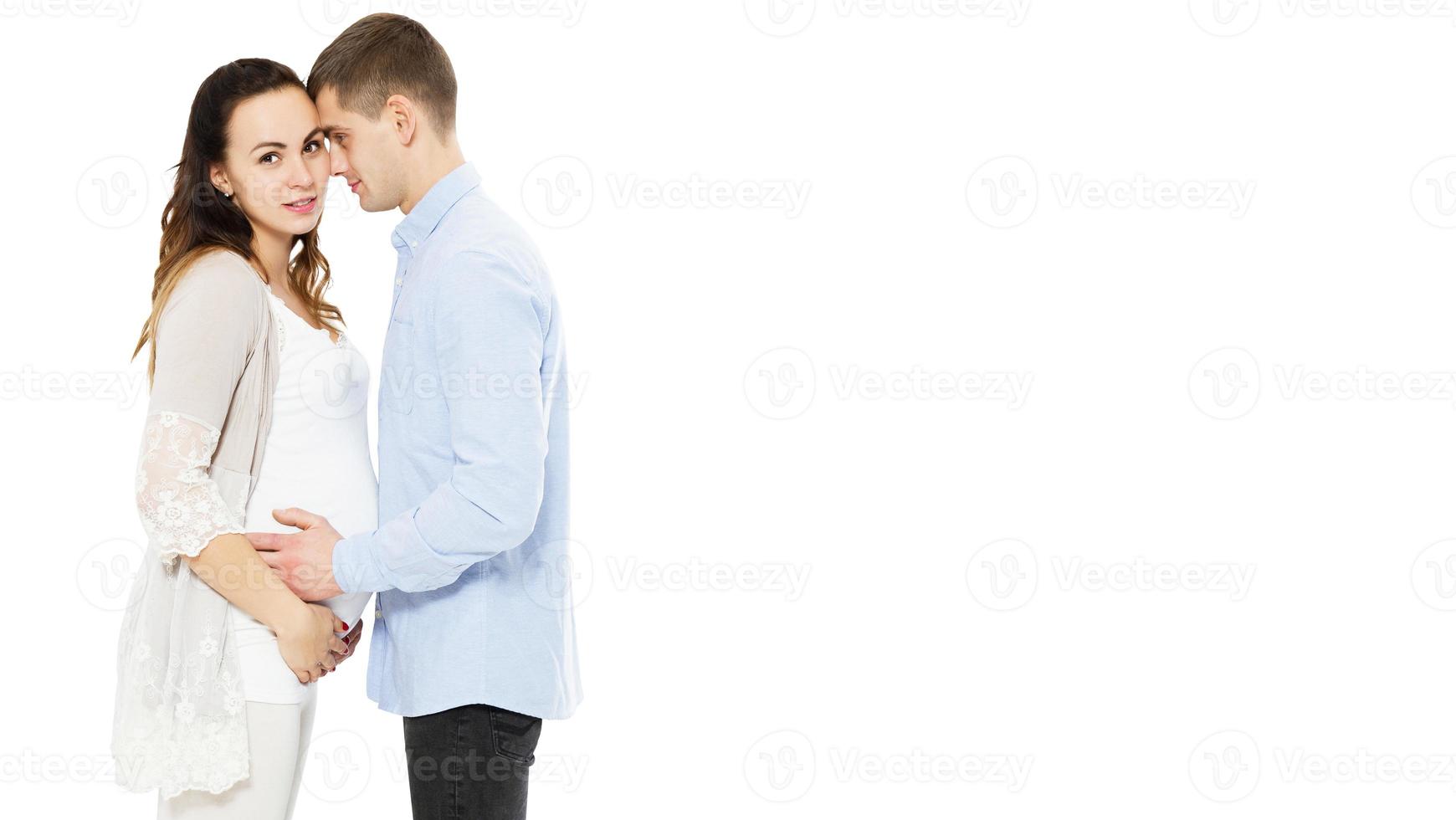jeune couple caucasien, mère enceinte et père heureux sur fond blanc, bébé né photo