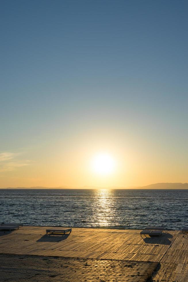 paysage marin avec beau coucher de soleil et coucher de soleil à l'horizon. photo