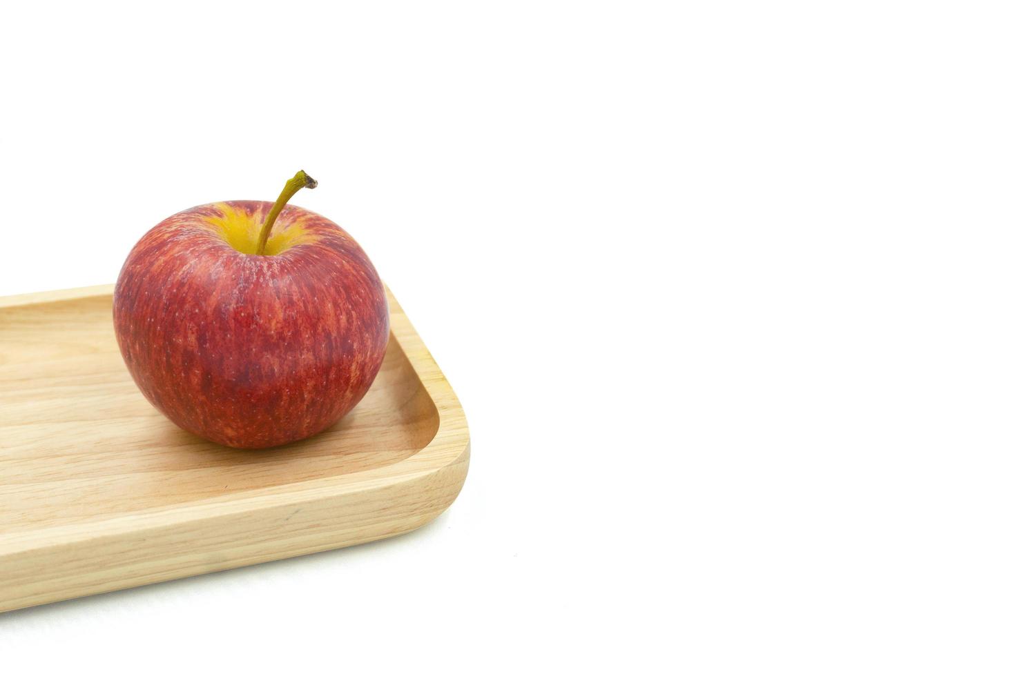 pommes sur une plaque de bois photo